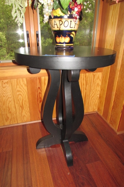 Black Accent Table w/Curved Legs & Vase