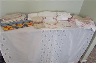 ASSORTED VINTAGE & NEWER LINENS & DOILIES