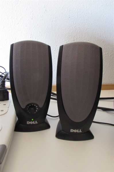 DELL COMPUTER WITH MONITOR, KEYBOARD, MOUSE & SPEAKERS - WINDOWS XP
