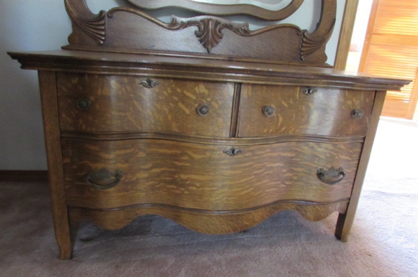 BEAUTIFUL ANTIQUE 3 DRAWER DRESSER WITH LARGE MIRROR