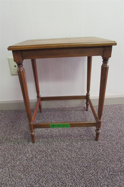 SMALL OAK DISPLAY TABLE WITH SPINDLE LEGS