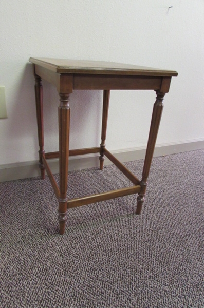 SMALL OAK DISPLAY TABLE WITH SPINDLE LEGS
