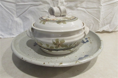 STONEWARE LARGE BOWL AND POT WITH HANDLES AND LID