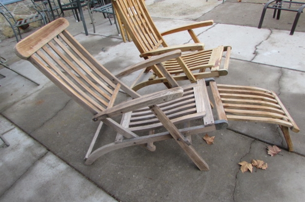 FOLDING WOODEN LOUNGE CHAIRS