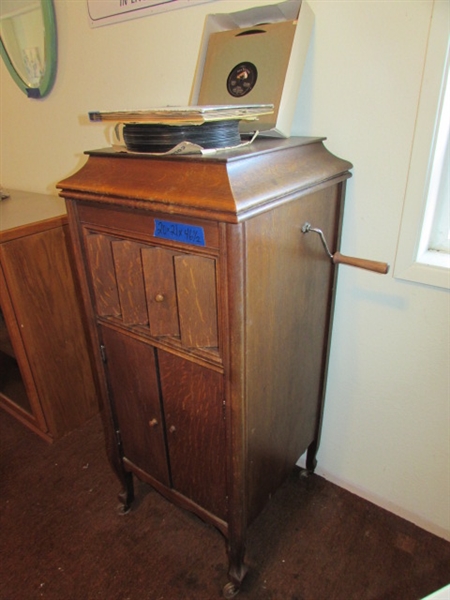 COLUMBIA GRAFONOLA PHONOGRAPH WITH RECORDS - WORKS