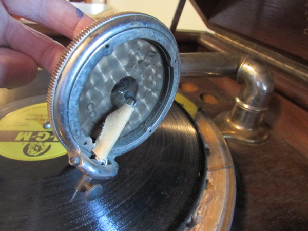 COLUMBIA GRAFONOLA PHONOGRAPH WITH RECORDS - WORKS
