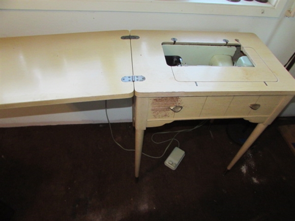 VINTAGE SINGER SEWING MACHINE IN CABINET/STOOL & SEWING BOX