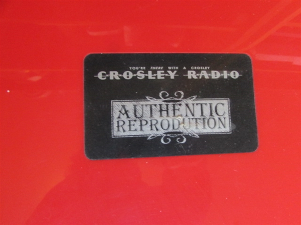 CROSLEY REPRODUCTION TURNTABLE/RADIO, 50+ 45'S