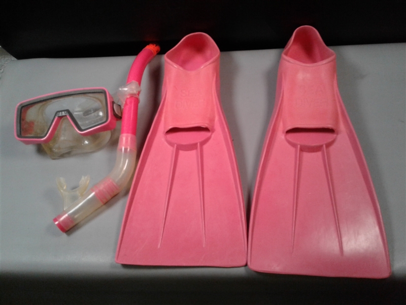 Ladies Swim Flippers, Tempered Glass Diving Mask, & Snorkel