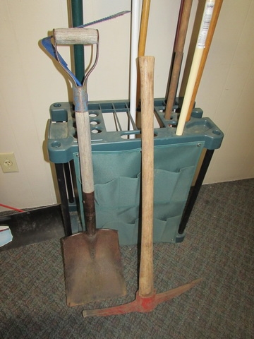 YARD AND GARDEN TOOLS & STAND