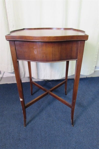 Vintage Imperial Side Table w/Drawer