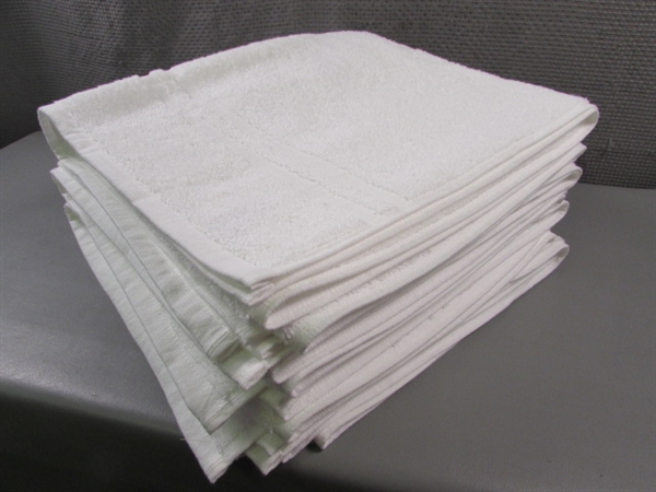 SET OF 4 WHITE BATH TOWELS - NEW