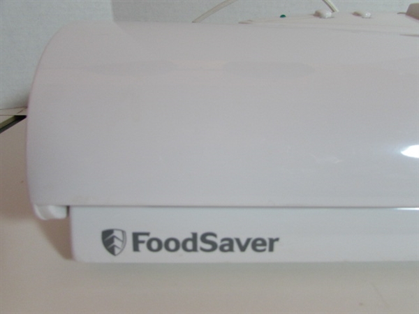 FOOD SAVER WITH FOODSAVER STORE AND CUT