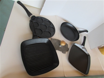 CAST IRON BACON PRESS AND ASSORTED FRYING PANS