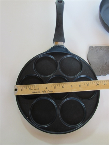 CAST IRON BACON PRESS AND ASSORTED FRYING PANS