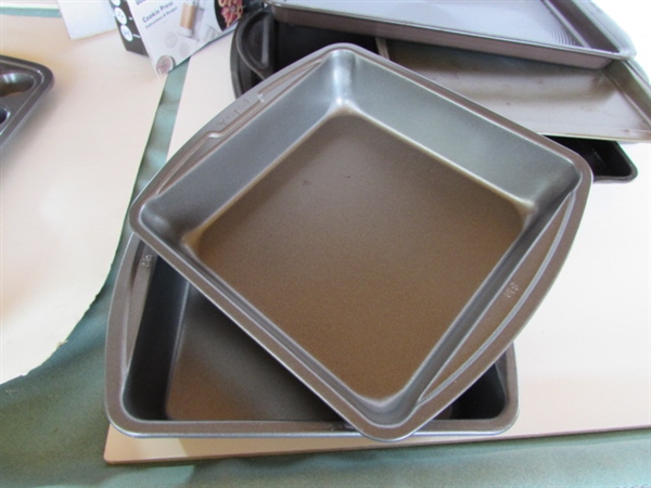 COOKIE PRESS, COOKIE SHEETS AND BAKING PANS