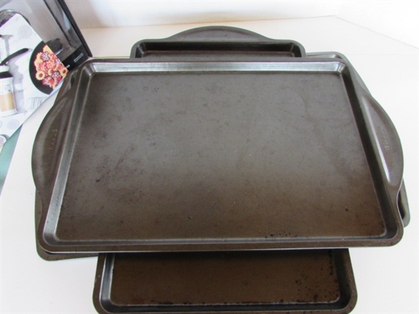 COOKIE PRESS, COOKIE SHEETS AND BAKING PANS