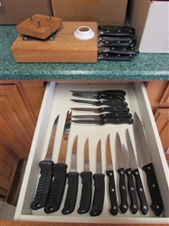 KNIVES IN KNIFE BLOCK