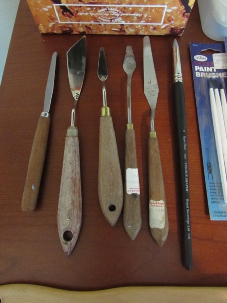 ASSORTED ARTISTS PAINT BRUSHES & PALETTE KNIVES