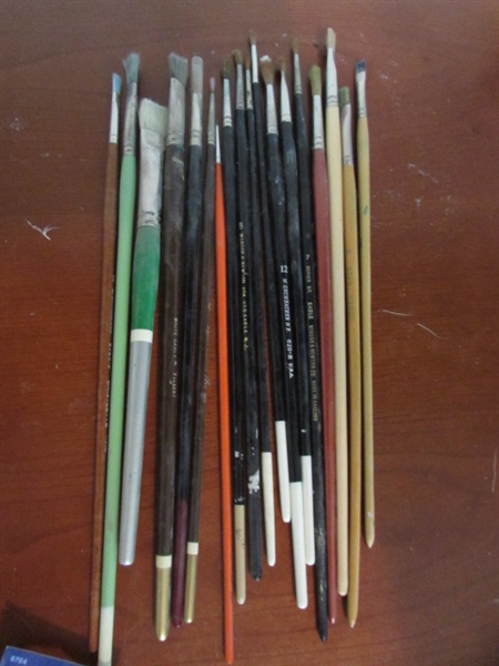 ASSORTED ARTISTS PAINT BRUSHES & PALETTE KNIVES