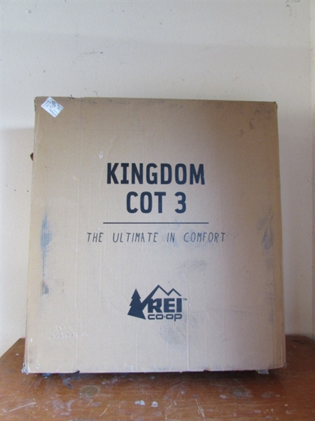 KINGDOM COT 3 AND FOLDING CAMP TABLE IN BAG
