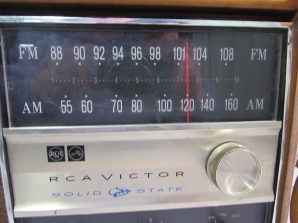 VINTAGE RCA VICTOR AM/FM RADIO