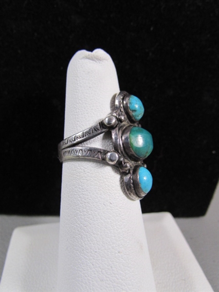 STERLING SILVER w/3 TURQUOISE STONES RING - UNMARKED