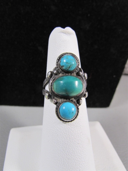STERLING SILVER w/3 TURQUOISE STONES RING - UNMARKED