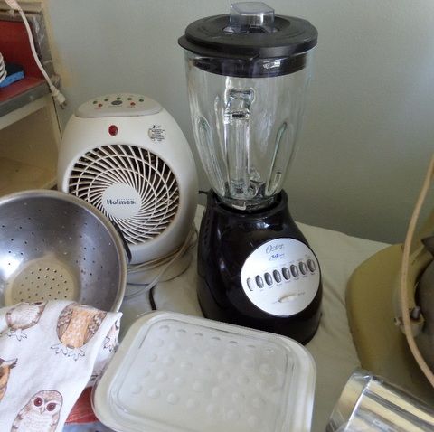 APPLIANCES - HAMILTON BEACH MICROWAVE, KITCHEN AID MIXER, OSTER BLENDER, APRONS & DOUGH