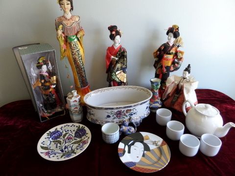 JAPANESE GEISHA AND SAMURI WARRIOR DOLLS, TEA SET, VASE, PLATE AND MORE