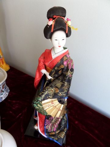 JAPANESE GEISHA AND SAMURI WARRIOR DOLLS, TEA SET, VASE, PLATE AND MORE