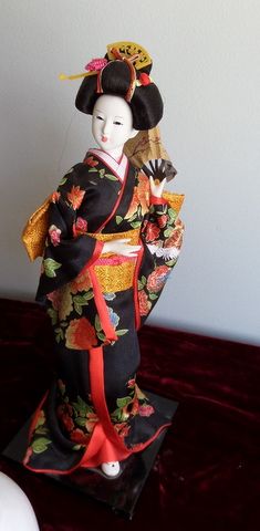 JAPANESE GEISHA AND SAMURI WARRIOR DOLLS, TEA SET, VASE, PLATE AND MORE