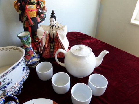 JAPANESE GEISHA AND SAMURI WARRIOR DOLLS, TEA SET, VASE, PLATE AND MORE