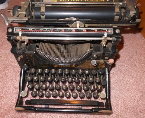 Lot Detail - Very Vintage Underwood Manual Typewriter