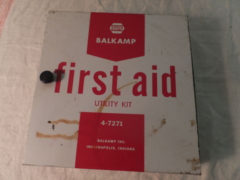 VINTAGE METAL FIRST AID KIT BY NAPA