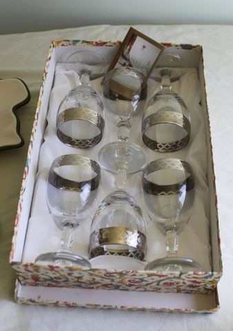 LOVELY GIFT SET OF ITALIAN GOBLETS, SPODE ROOM PLATES, HAND PAINTED ZANOLLI SERVING DISH AND MORE