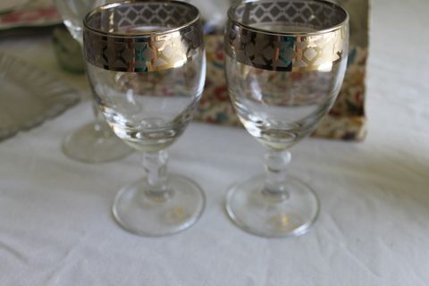 LOVELY GIFT SET OF ITALIAN GOBLETS, SPODE ROOM PLATES, HAND PAINTED ZANOLLI SERVING DISH AND MORE