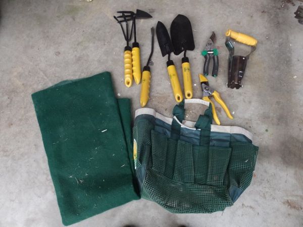 GARDEN TOTE WITH NICE SELECTION OF HAND TOOLS