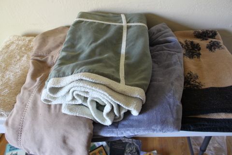 FIVE HEAVY THROW BLANKETS AND ONE QUEEN SIZE BED BLANKET