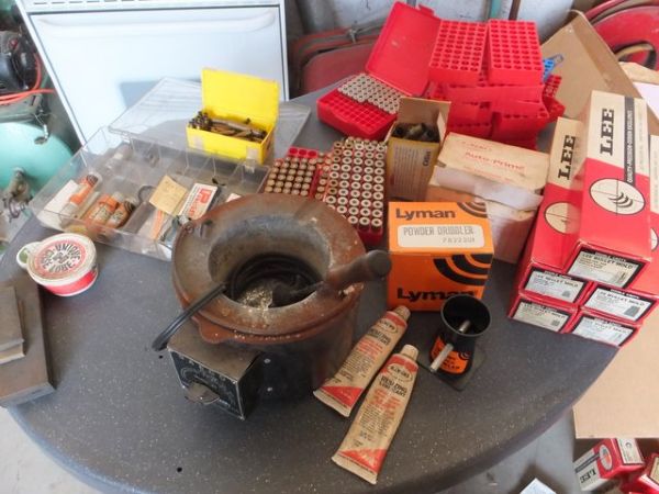 LEAD MELTING POT, SUPPLIES AND MOLDS FOR MAKING BULLETS