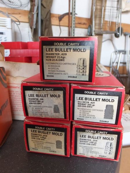 LEAD MELTING POT, SUPPLIES AND MOLDS FOR MAKING BULLETS