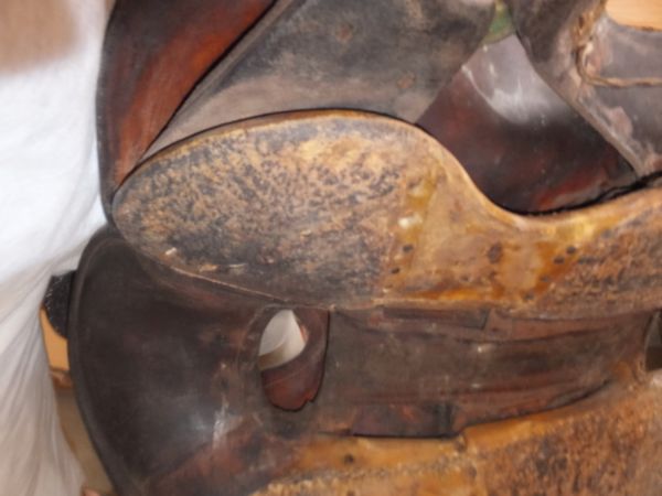 OLD LEATHER (PUZZLE) SADDLE