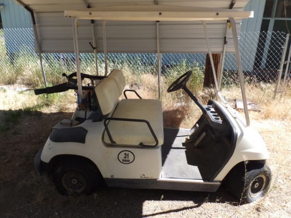 YAMAHA ELECTRIC GOLF CART WITH BATTERY CHARGER (ALTURAS ONLY PICK-UP)