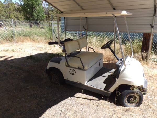 YAMAHA ELECTRIC GOLF CART WITH BATTERY CHARGER (ALTURAS ONLY PICK-UP)