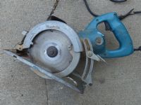 HEAVY DUTY WORM DRIVE CIRCULAR SAW - POWERS ON PLUS 13 VARIOUS BLADES