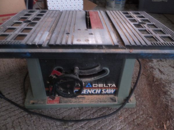 DELTA 10 BENCH SAW AND DADO BLADE SET - POWERS ON