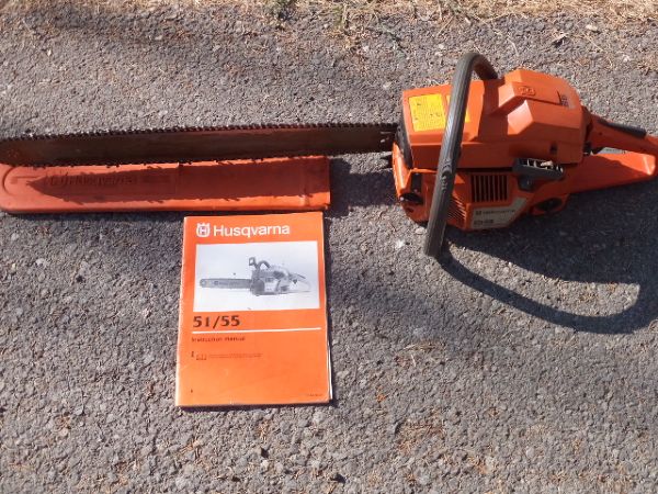 HUSQVARNA 55 CHAIN SAW WITH EXTRA CHAIN   STARTS AND RUNS