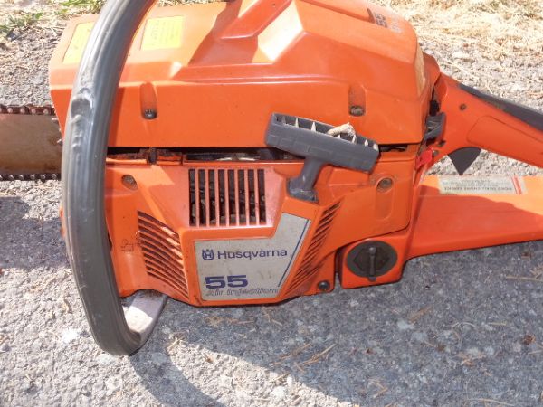 HUSQVARNA 55 CHAIN SAW WITH EXTRA CHAIN   STARTS AND RUNS