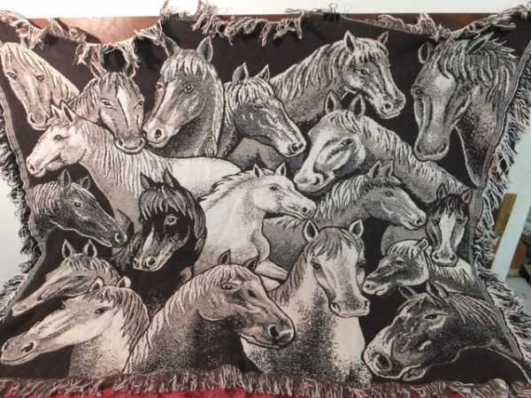 THROW BLANKET WITH HORSE DESIGN