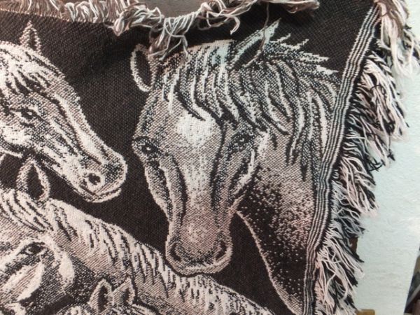 THROW BLANKET WITH HORSE DESIGN